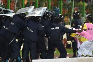 La Policía protegiendo a jugadores de Ghana.