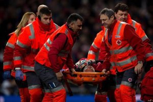 Beto es retirado del campo por las asistencias de la Cruz Roja.