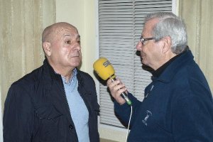 Juan Andújar Oliver, atendiendo a Juan Lozano.