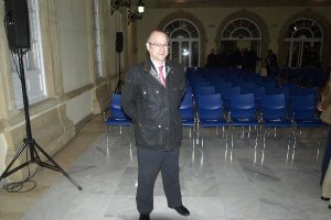 El alcalde posa para LA VOZ en Diputación.