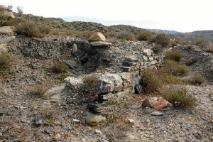 Restos de una muralla junto a piezas de cerámica.