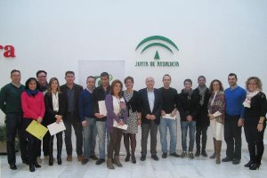 La delegada junto a los nuevos emprendedores en el CADE de Almería