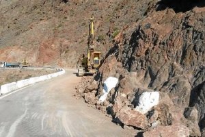 Trabajos de ampliación de la carretera al faro de Cabo de Gata.