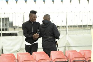 Thievy, hablando con el padre de Wellington.