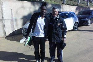 Thievy con el conserje Luis Márquez, este miércoles.