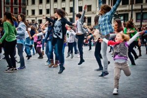 Flashmob donde grandes y pequeños disfrutan por igual