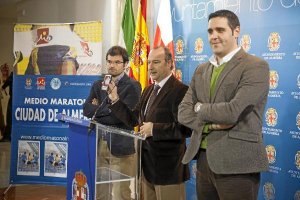 Medalla en mano el alcalde de Almería junto al concejal Juanjo Alonso y Nacho García del Grupo Nexa.