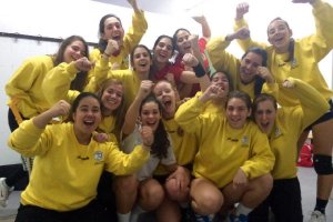 Las chicas del BM celebrando la victoria.