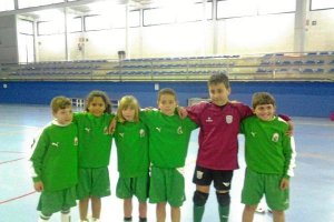 Los niños de Almería luciendo la camiseta verde de Andalucía.
