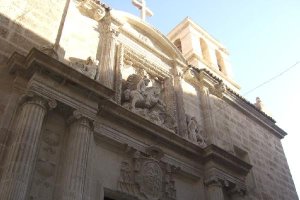 Iglesia de Santiago en la capital asaltada hace unas horas.