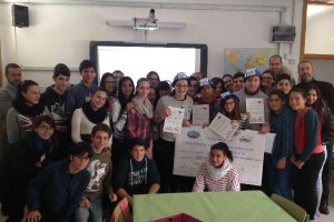 Los ganadores del último concurso posan con sus compañeros de 2º A.