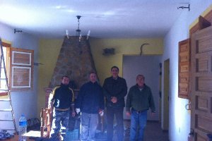 El alcalde en una de las casas rurales