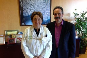 La gerente de Torrecárdenas, Francisca Antón, y el delegado de Salud, Alfredo Valdivia.