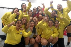 Las jugadoras roqueteras celebrando la victoria.
