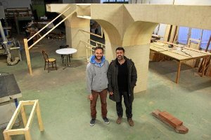 Francisco Conde y Kurro González junto a parte de los decorados construidos por la familia Contreras