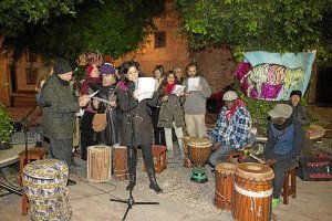 Coro poético y percusionistas el sábado por la tarde noche en la plaza Campoamor. 