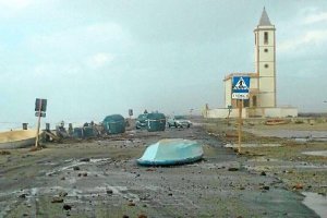 El viento arrastró el agua y hasta una barca en el Cabo de Gata