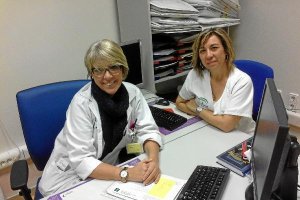 Liliana Canosa, oncóloga, e Isabel Vergel, responsable del Hospital de día oncológico,