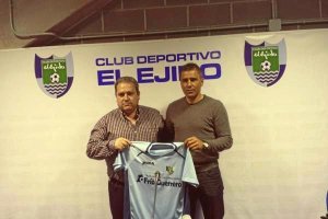 Vicente Puertas entregando la camiseta del Depor a Jose Sevilla.