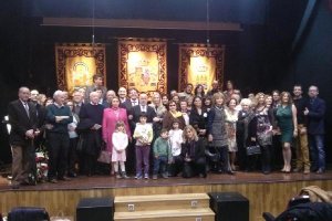 Pedro Molina posa junto a sus familiares al término del acto.