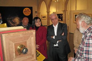 El consejero Luciano Alonso escucha al restaurador de la cámara, Joaquín Pierre.