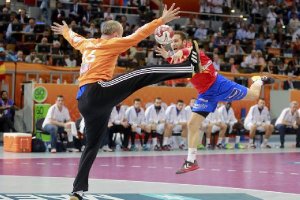 Omeyer intenta detener un disparo de Víctor Tomás.