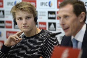 Odegaard, junto a Butragueño, el día de su presentación.