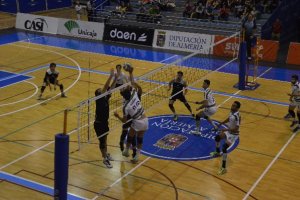 Una jugada del partido en Almería.