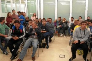 Representantes de los grupos del Carnaval asistiendo al sorteo de las semifinales.