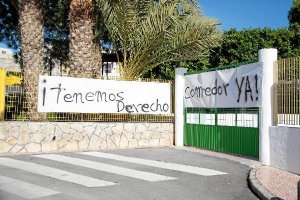 Pancartas colocadas ayer por los padres. FotoAmores