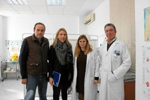 La concejala con profesionales del centro de Almerimar