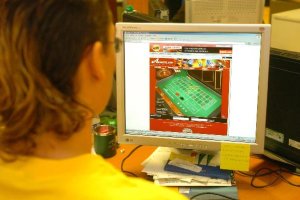 Un joven consulta una página web de juego virtual.