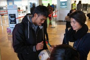 Teerasil, firmando el balón del Real Madrid.