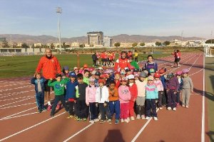 Alumnos/as del Freinet y Rosa Relaño, con los jugadores.