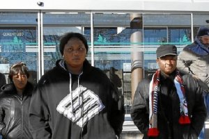 Familiares del que fuera meta vallecano en el Tanatorio.