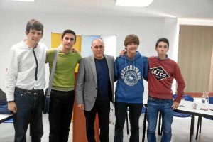 Los alumnos del SEK con su profesor Javier Guzmán. 