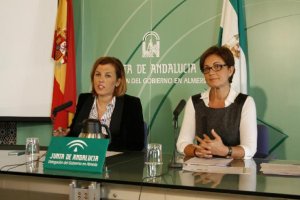 La delegada del Gobierno, Sonia Ferrer, y la delegada de Economía, Adriana Valverde.