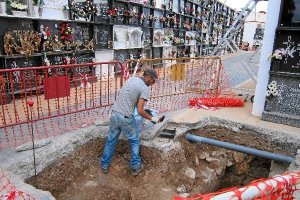 Arqueólogo trabajando en una de las fosas del cementerio.