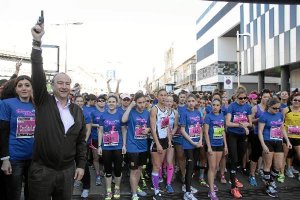 El alcalde de Almería da la salida a la Carrera de la Mujer.