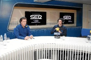 Bale con José Ramón de la Morena en los estudios de la Cadena SER.