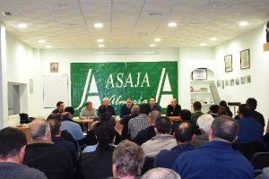 Más de un centenar de agricultores asistieron a la reunión.