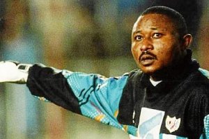 El meta Wilfred no ha podido detener el balón más difícil que le llegó.