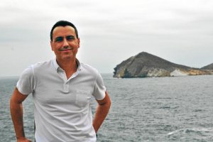 Fernando Martínez López en el Parque Natural de Cabo de Gata, donde suele encontrar la inspiración.