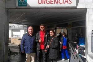 El jugador rojiblanco a la salida del Hospital con sus padres.