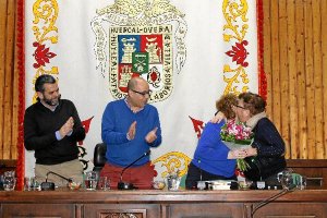 El alcalde ve el abrazo de presidenta y autora del libro