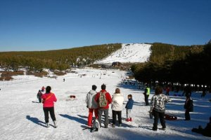 Familias en la nieve en el Puerto de La Ragua
