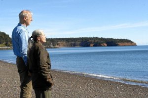 fotograma de ‘Quédate conmigo’, con James Cromwell y Geneviève Bujold. 