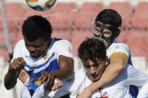 Charlie y Michel, en una acción del partido.