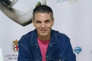 El escritor presenta hoy a las 12  horas ‘La espuela del dragón’ en la Picasso.