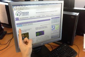 Una persona consulta la página web de la Federación de Enfermedades Raras.